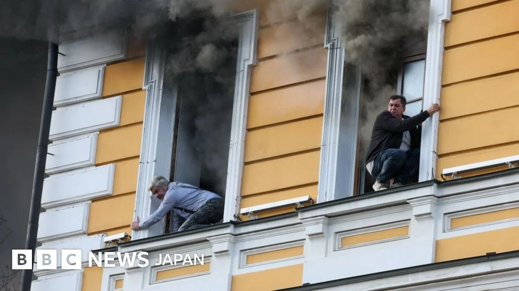 キーウの歴史的建造物にドローン攻撃、人々は窓から避難