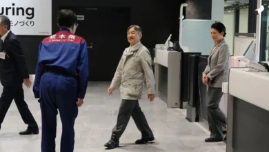 両陛下、熊本地震被災地に 八代市で黙礼、避難者いたわる