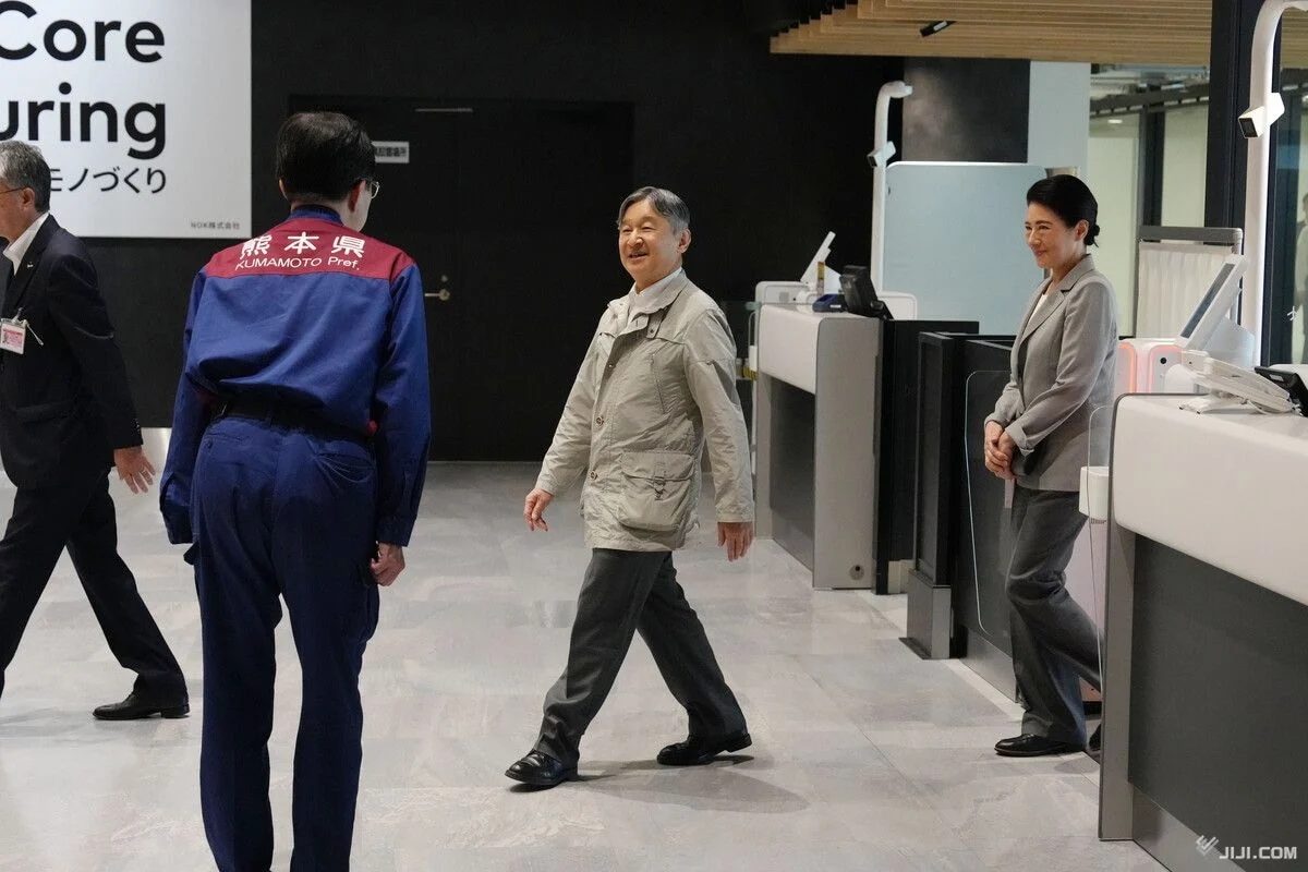 両陛下、熊本地震被災地に 八代市で黙礼、避難者いたわる