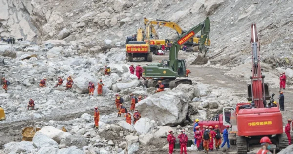 中国、外国記者に土石流現場公開 透明性アピール