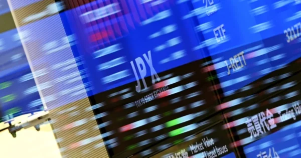 日経平均株価が反落、一時600円安 急速な円高進行を嫌気