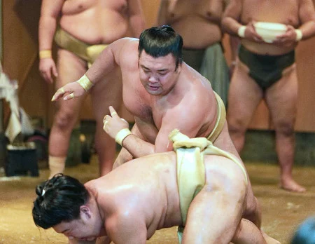 霧島、上々の動き 大相撲 1 霧島、上々の動き 大相撲