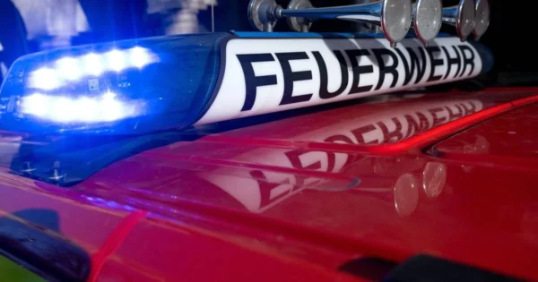 Einsatz im Industriegebiet: Feuerwehr löscht Brand auf Gewerbehalle in Xanten 1 Einsatz im Industriegebiet: Feuerwehr löscht Brand auf Gewerbehalle in Xanten
