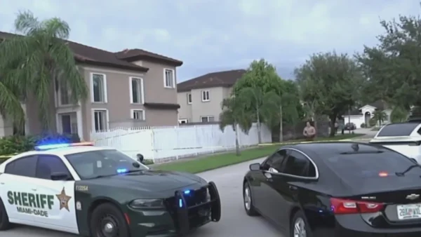 El momento de la pelea que terminó en tiroteo con una persona muerta en el suroeste de Miami-Dade 1 El momento de la pelea que terminó en tiroteo con una persona muerta en el suroeste de Miami-Dade
