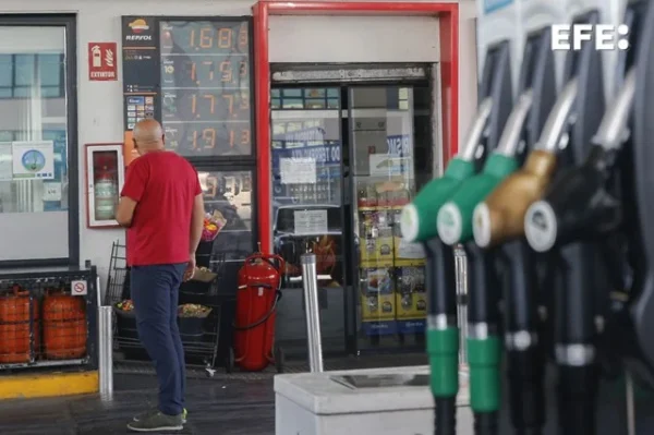 El precio de venta de la gasolina alcanza su máximo anual en España con 1,835 euros por litro.