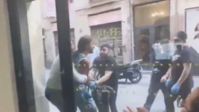 El vídeo del caos en pleno centro de Barcelona: clientes huyendo y un hombre con un cuchillo 4 El vídeo del caos en pleno centro de Barcelona: clientes huyendo y un hombre con un cuchillo
