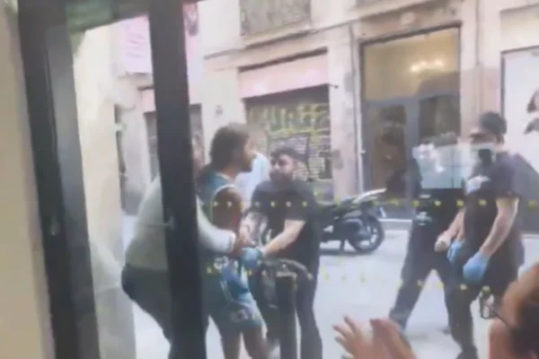 El vídeo del caos en pleno centro de Barcelona: clientes huyendo y un hombre con un cuchillo