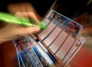 Elle remporte 2 millions de dollars à la loterie sur sa pause midi : "J'ai dû retourner au bureau et faire comme si absolument rien ne s'était passé" 5 Elle remporte 2 millions de dollars à la loterie sur sa pause midi : "J'ai dû retourner au bureau et faire comme si