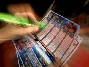 Elle remporte 2 millions de dollars à la loterie sur sa pause midi : "J'ai dû retourner au bureau et faire comme si absolument rien ne s'était passé" 1 Elle remporte 2 millions de dollars à la loterie sur sa pause midi : "J'ai dû retourner au bureau et faire comme si absolument rien ne s'était passé"