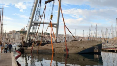 En images | Une épave sortie du Vieux-Port après l’incendie de juillet