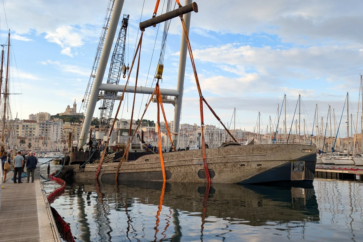 En images | Une épave sortie du Vieux-Port après l’incendie de juillet