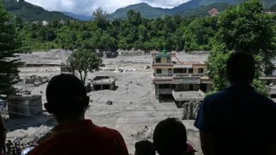 Equipes da China vasculham ruínas em fronteira devastada por enchentes