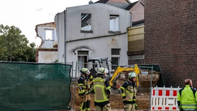 Evakuierung - Haus von Familie wegen Rissen evakuiert – Abriss nebenan - Panorama 4 Evakuierung - Haus von Familie wegen Rissen evakuiert – Abriss nebenan - Panorama