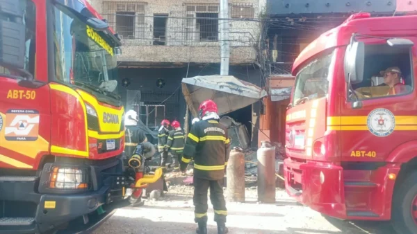 Explosão em restaurante deixa feridos em Belém; bombeiros suspeitam de vazamento de gás