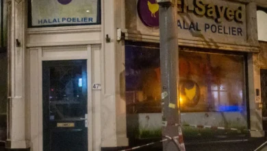 Explosie bij slagerij in Rotterdam-Noord | Brand in dixi slaat over naar bouwkeet