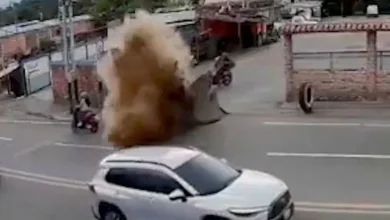 Explosion unter dem Asphalt: Wasserfontäne erfasst Autos in Venezuela