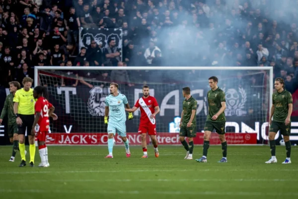 FC Utrecht legt 18 stadionverboden op voor supporters die met vuurwerk en bekers gooiden in gestaakte wedstrijd 1 FC Utrecht legt 18 stadionverboden op voor supporters die met vuurwerk en bekers gooiden in gestaakte wedstrijd