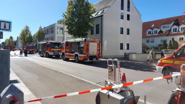 Feuer auf Balkon wird zu Wohnungsbrand: Großer Feuerwehrsatz in der Münchner Straße in Aichach