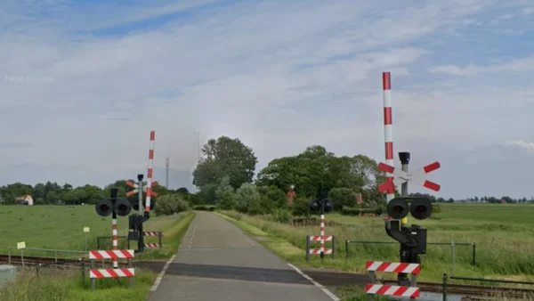 Fietser overleden door aanrijding met trein in Friese Mantgum