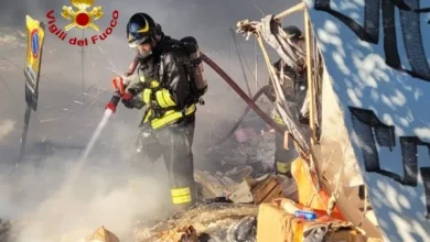 Firenze, incendio in un accampamento sotto il viadotto dell’Indiano