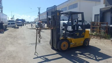 Forkliftin demirlerine çarpan motosiklet sürücüsü hayatını kaybetti