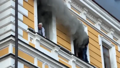 Gebouw in brand na Russische aanval op Kyiv, mensen op nippertje gered