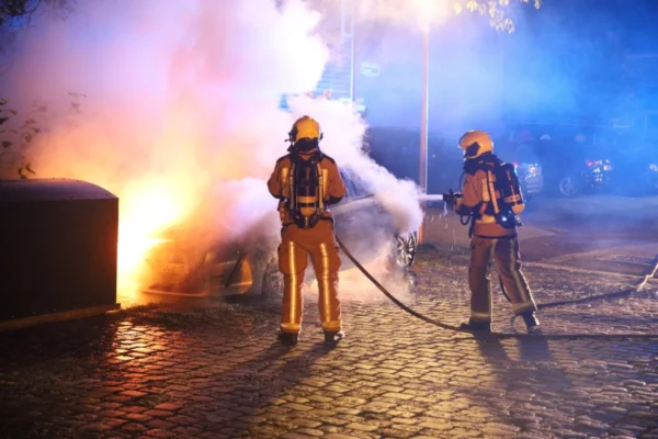Geparkeerde auto verwoest door felle brand aan de Martin Luther Kinglaan in Den Haag