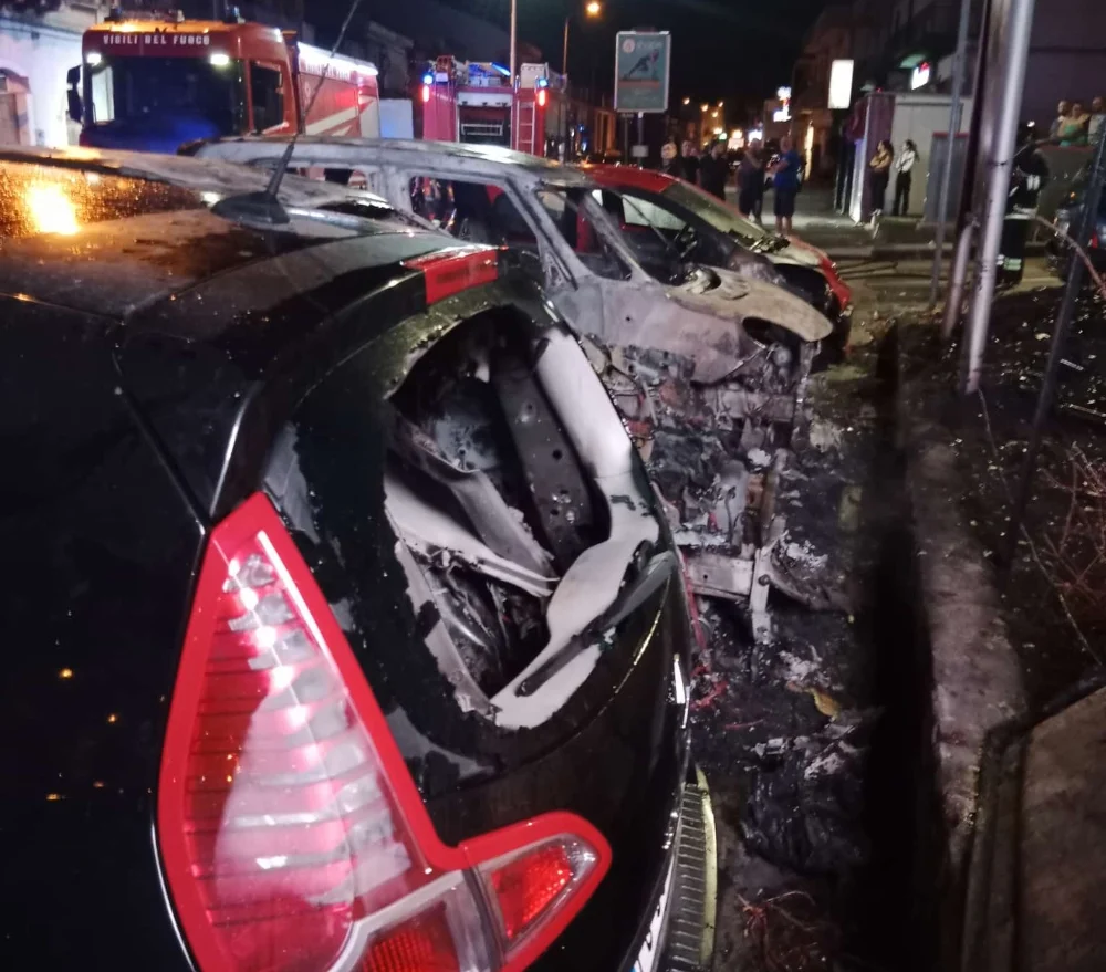 Giarre, incendio di matrice dolosa divora quattro autovetture