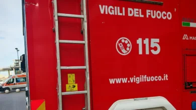 Giovane precipita per 15 metri e muore in piazza Gae Aulenti a Milano