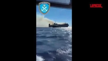 Grecia, incendio su traghetto a nord di Mykonos: le operazioni di spegnimento
