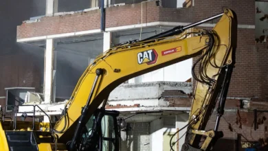 Grote brand bij leegstaand pand aan Ringdijk in Rotterdam, vuur is beheersbaar