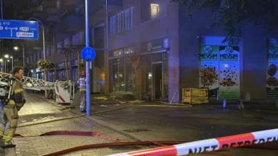 Grote brand in supermarkt in Amsterdam-West, meerdere woningen ontruimd