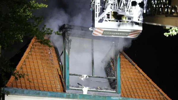 Grote brand in woning langs Amsteldijk, vlammen slaan uit het dak 1 Grote brand in woning langs Amsteldijk, vlammen slaan uit het dak