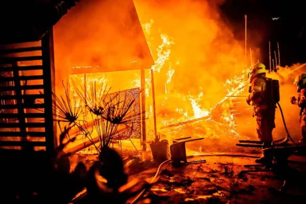 Grote brand verwoest zeker twee vakantiewoningen