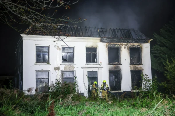 Grote uitslaande brand verwoest leegstaande woning