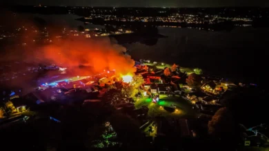 Grote uitslaande brand verwoest vakantiewoningen, rook in verre omgeving te zien
