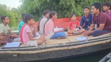 GROUND REPORT: बिहार में बाढ़ के बीच नाव पर पढ़ाई, डूबा स्कूल तो शिक्षक ने खोजा अनूठा रास्ता 2 GROUND REPORT: बिहार में बाढ़ के बीच नाव पर पढ़ाई, डूबा स्कूल तो शिक्षक ने खोजा अनूठा रास्ता