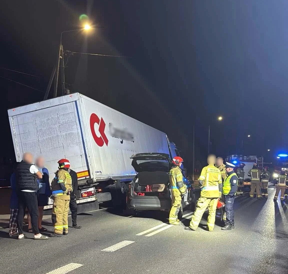 Groźny wypadek na DK62. Ciężarówka uderzyła w skręcającą toyotę 1 Groźny wypadek na DK62. Ciężarówka uderzyła w skręcającą toyotę