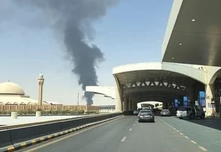 Guerre au Moyen-Orient : des flammes et de la fumée à l’aéroport de Riyad, les vols annulés ou détournés