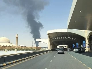 Guerre au Moyen-Orient : des flammes et de la fumée à l’aéroport de Riyad, les vols annulés ou détournés
