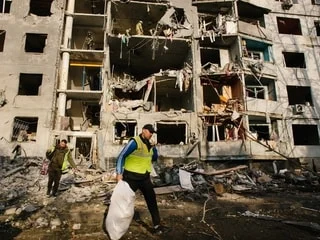 Guerre en Ukraine : des frappes russes massives sur plusieurs régions font au moins deux morts et vingt-huit blessés
