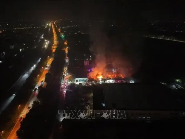 Hanoi: Feuer in einem Komplex aus Lagerhallen und Werkstätten mit einer Fläche von über 2.000 m² gelöscht.