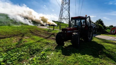 Hooibalen in brand langs verschillende wegen, ME grijpt in bij blokkade N-weg Stroe