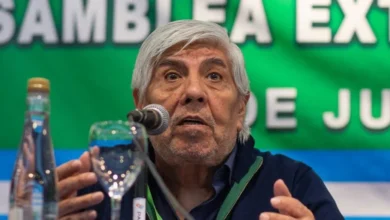 Hugo Moyano reclamó a los empresarios un aumento salarial y otras mejoras en forma urgente, mientras el Gobierno intervino una cámara del sector
