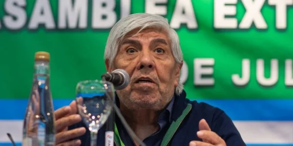 Hugo Moyano reclamó a los empresarios un aumento salarial y otras mejoras en forma urgente, mientras el Gobierno intervino una cámara del sector