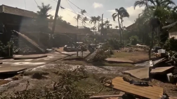 Hurricane Lowell leaves major impacts in Hawaii and triggers first-ever tornado watch 1 Hurricane Lowell leaves
