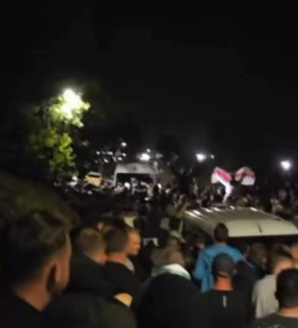 Portsmouth Protesters Block: Video: Portsmouth Protesters Block Coaches Carrying Migrants After Small Boat Arrival