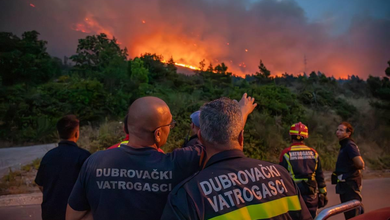 Wildfire: Wildfire reignites in Župa Dubrovačka near Dubrovnik, Croatia — strong winds drive flames on two fronts