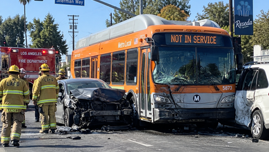 Los Angeles Metro Bus Crash Injures 6 in Reseda 2 Bus Crash: Los Angeles Metro Bus Crash Injures 6 in Reseda