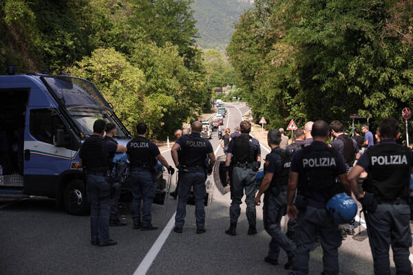 Europe-Wide Raids Target Migrant Smuggling Network Sending People to UK 1 Europe-Wide Raids Target Migrant Smuggling Network Sending People to UK